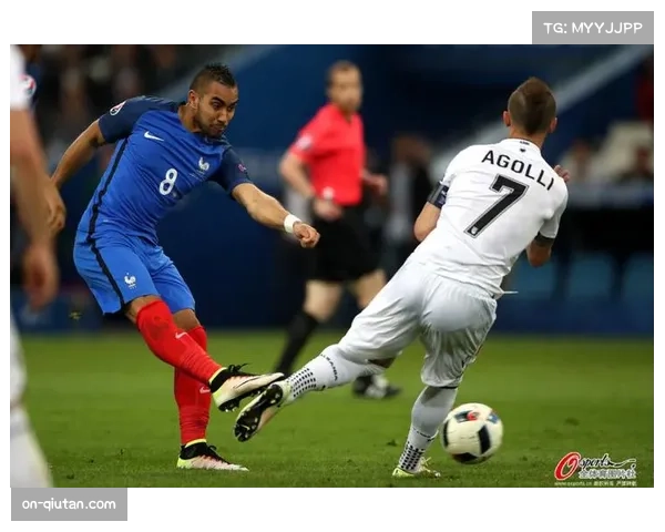 老将帕耶替补登场，韦洛德罗姆球场起立致敬